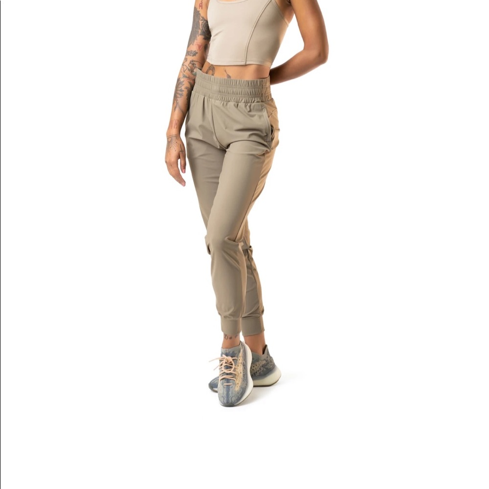 NWT Balance Athletica Swift Jogger Size M
